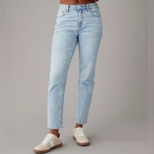 American Eagle Mom Jeans High Rise Light Wash Size 12 Regular